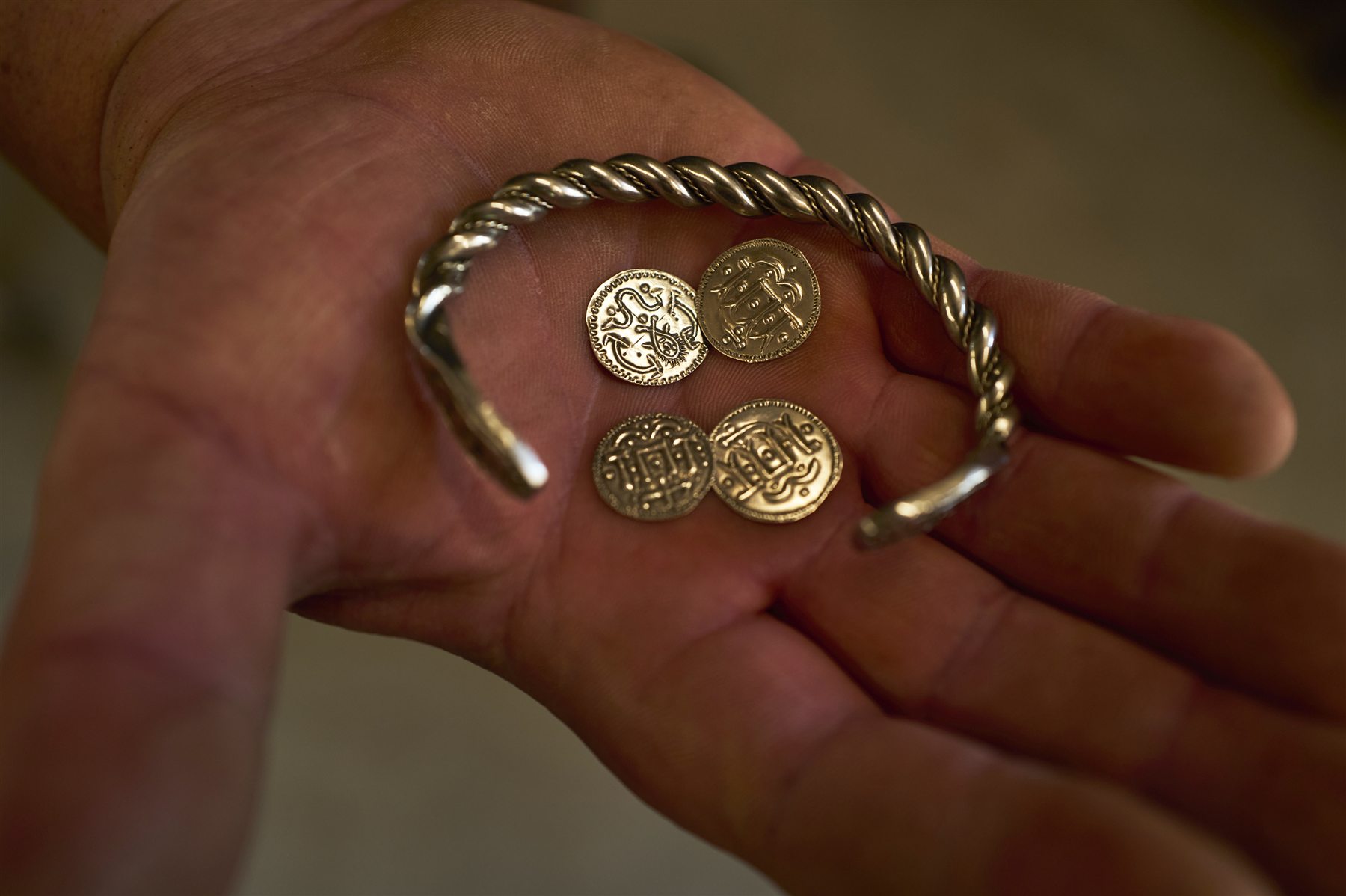 Silbermünzen und Armreif des Blauzahn-Schatzes