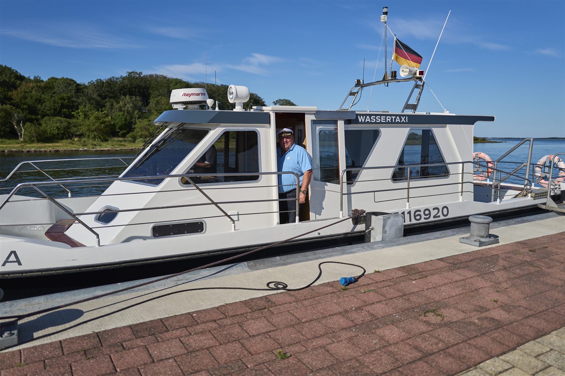 Wassertaxi am Anleger