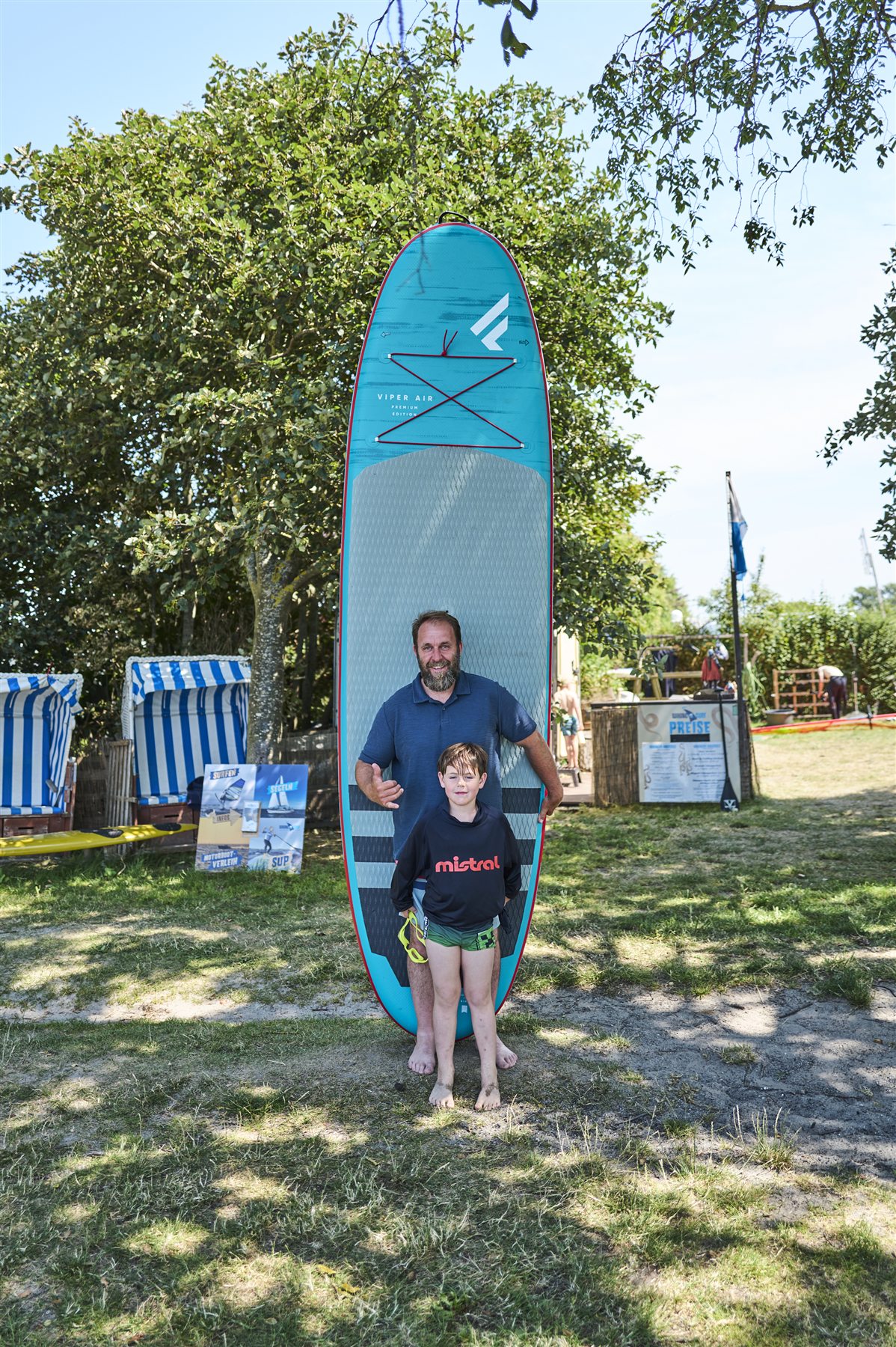 Vater und Sohn vor dem Surfbrett bei Wikinger Surf