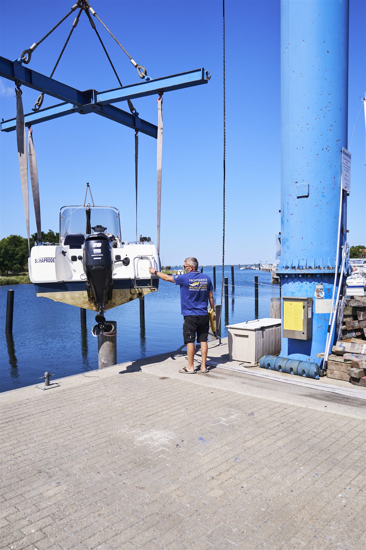 Marina mit Segel- und Motorbooten